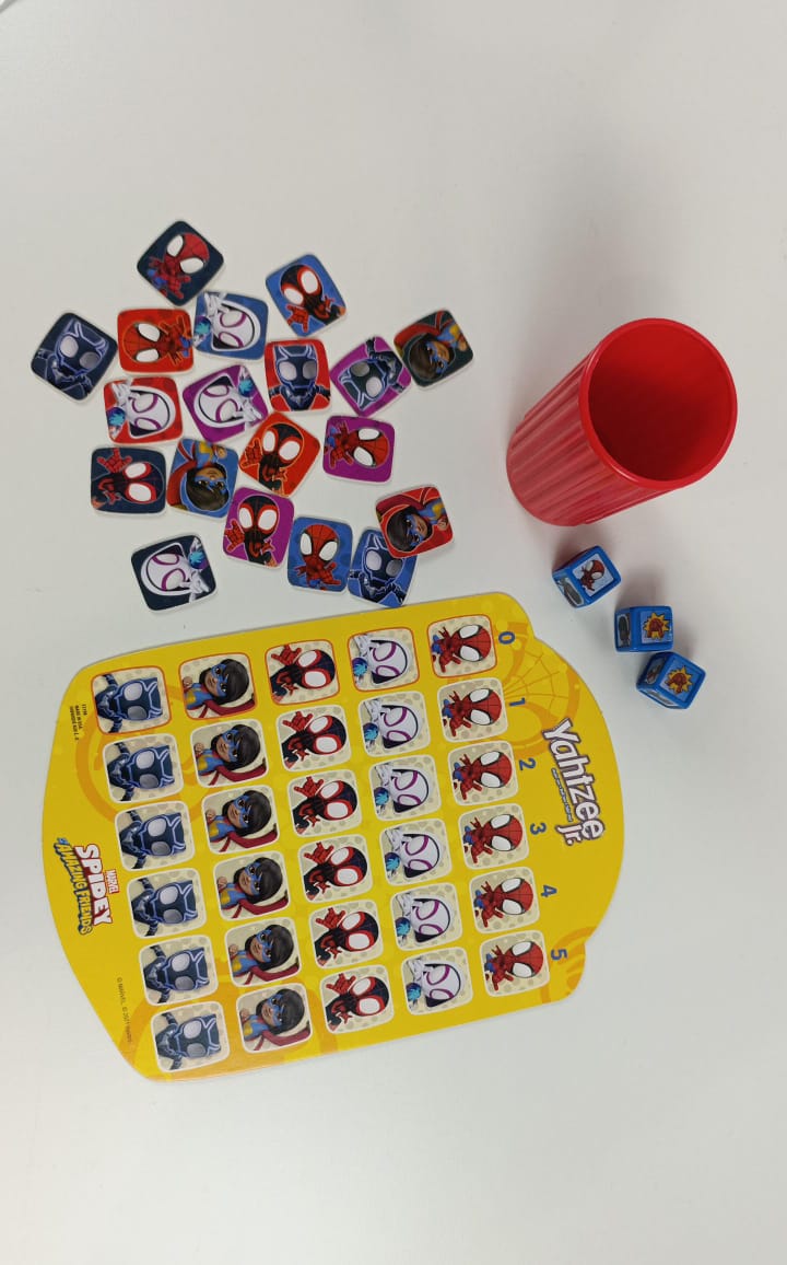 Hasbro Gaming Spidey and His Amazing Friends Yahtzee Jr.Marvel Edition Board Game for Kids, Ages 4 and Up (Amazon Exclusive)