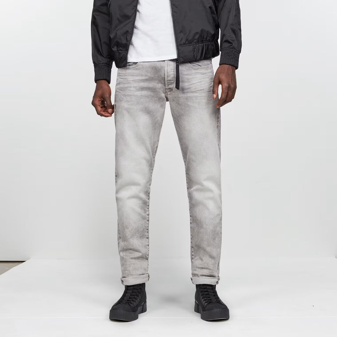 Front view of the grey tapered jeans featuring a regular fit and five pockets.