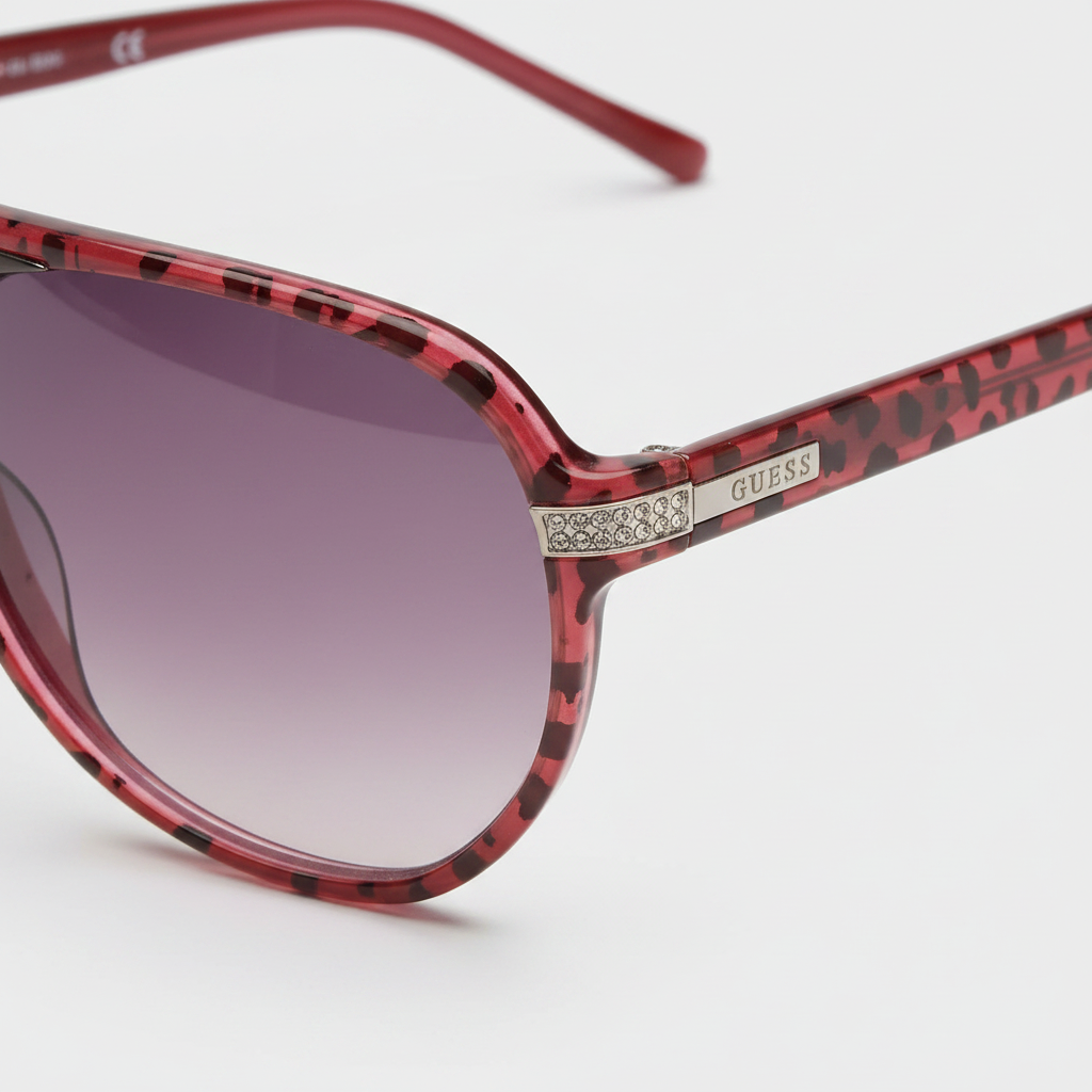 Guess GU 7015 sunglasses - detail close-up shot