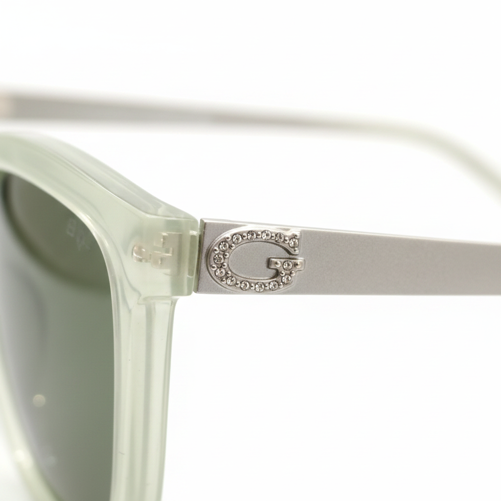 Guess GU7444 sunglasses - detail close-up shot