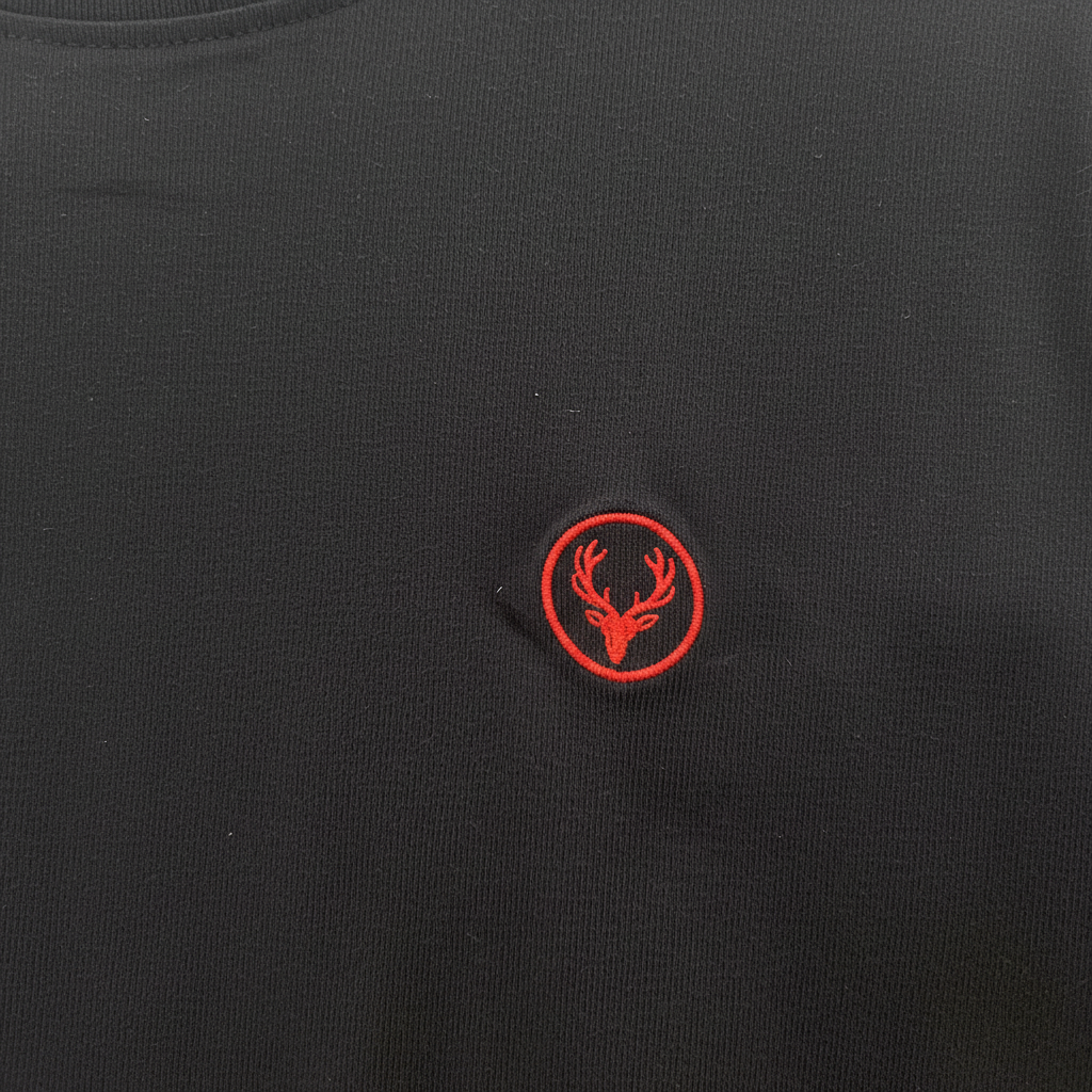 Logo detail - Black T-shirt