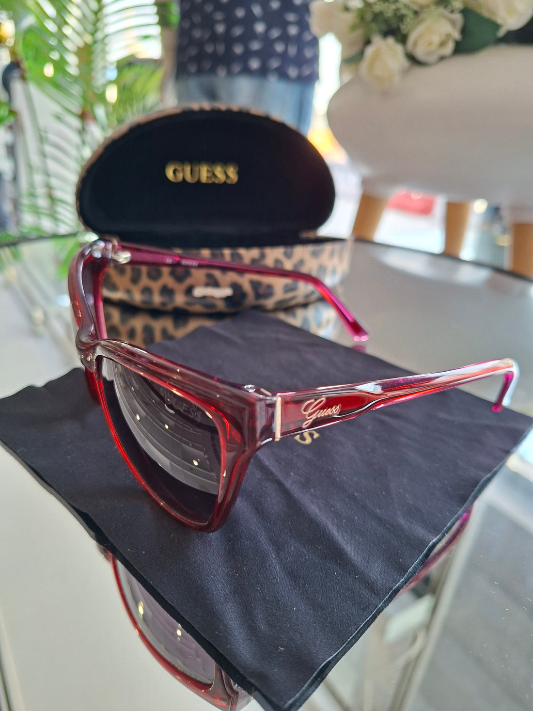 GUESS Cat-eye sunglasses with discreet logo, Red, 56-18-135 Standard