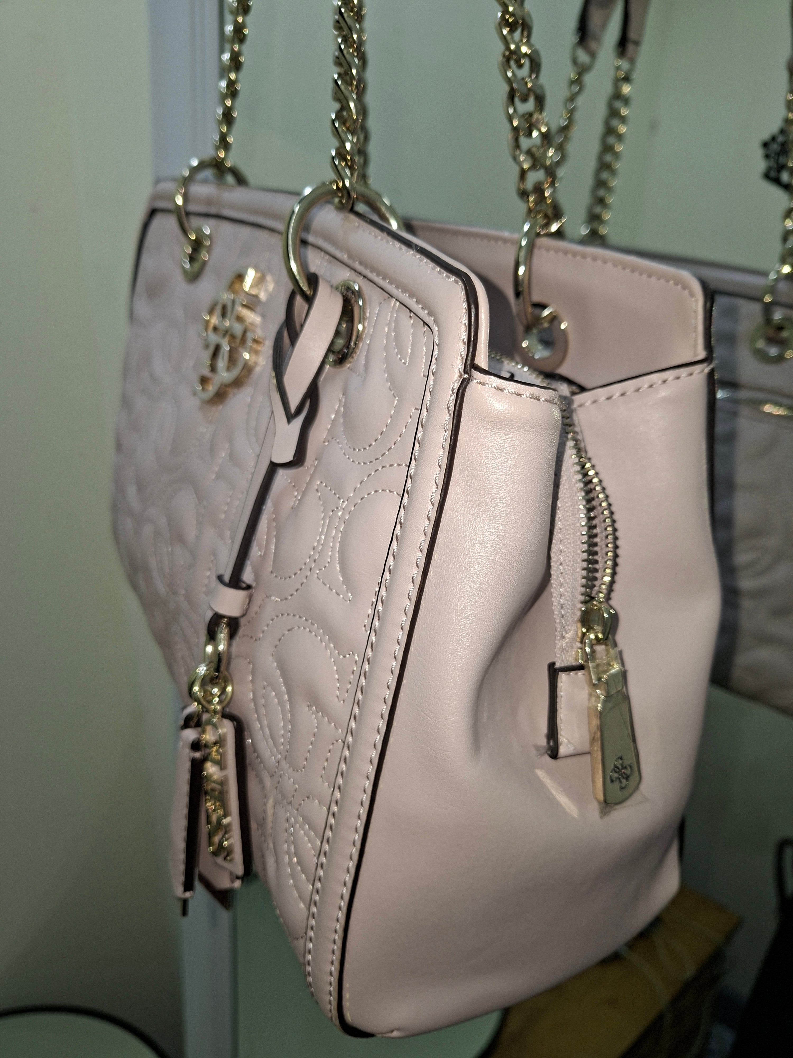GUESS WOMENS HANDBAG- Tuape