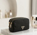 حقيبة أدوات تجميل من Guess تتميز بشعار مثلث معدني - أسود PWDIDIP8308