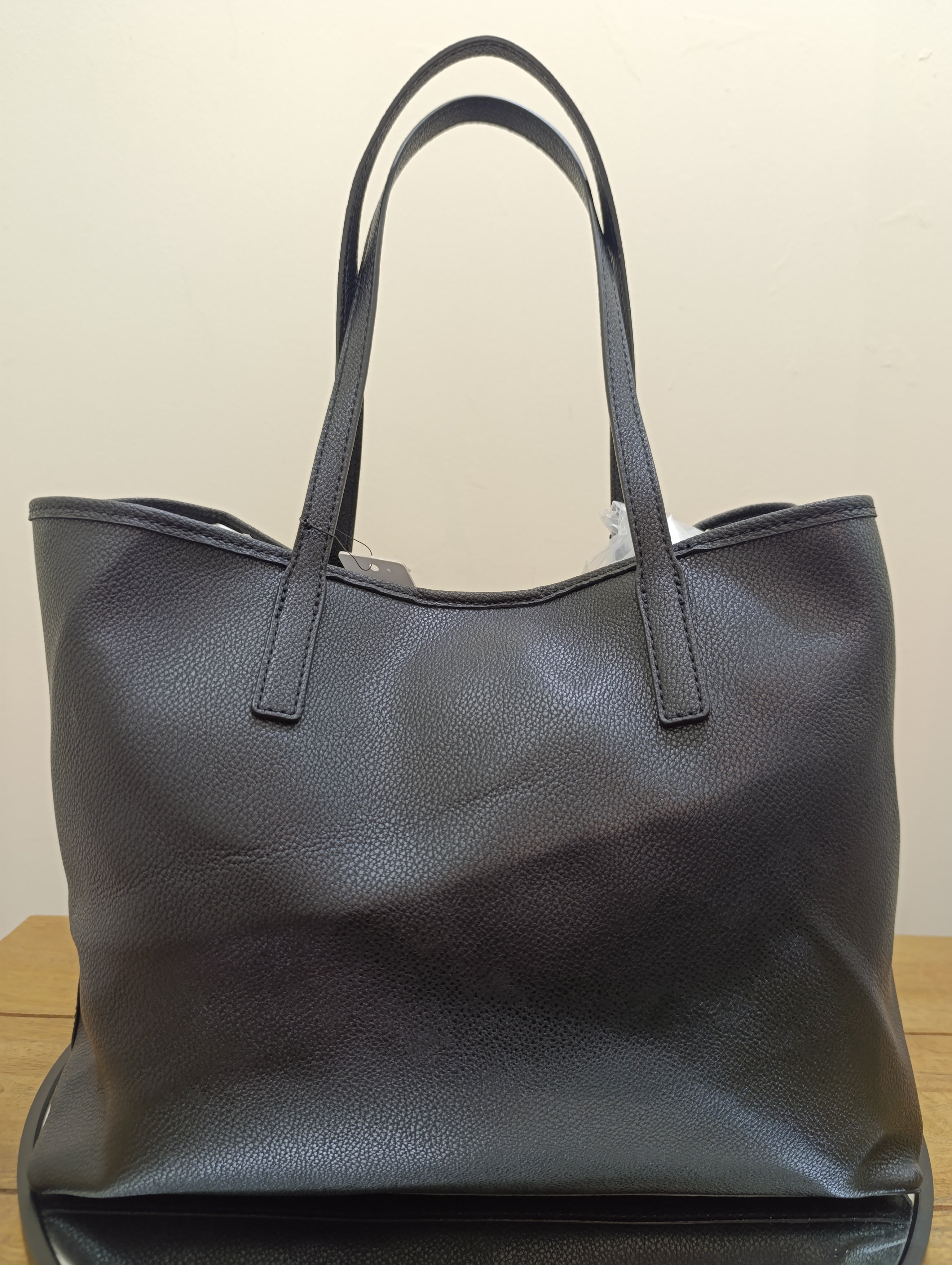 حقيبة يد نسائية من Guess - لون أسود VG699524