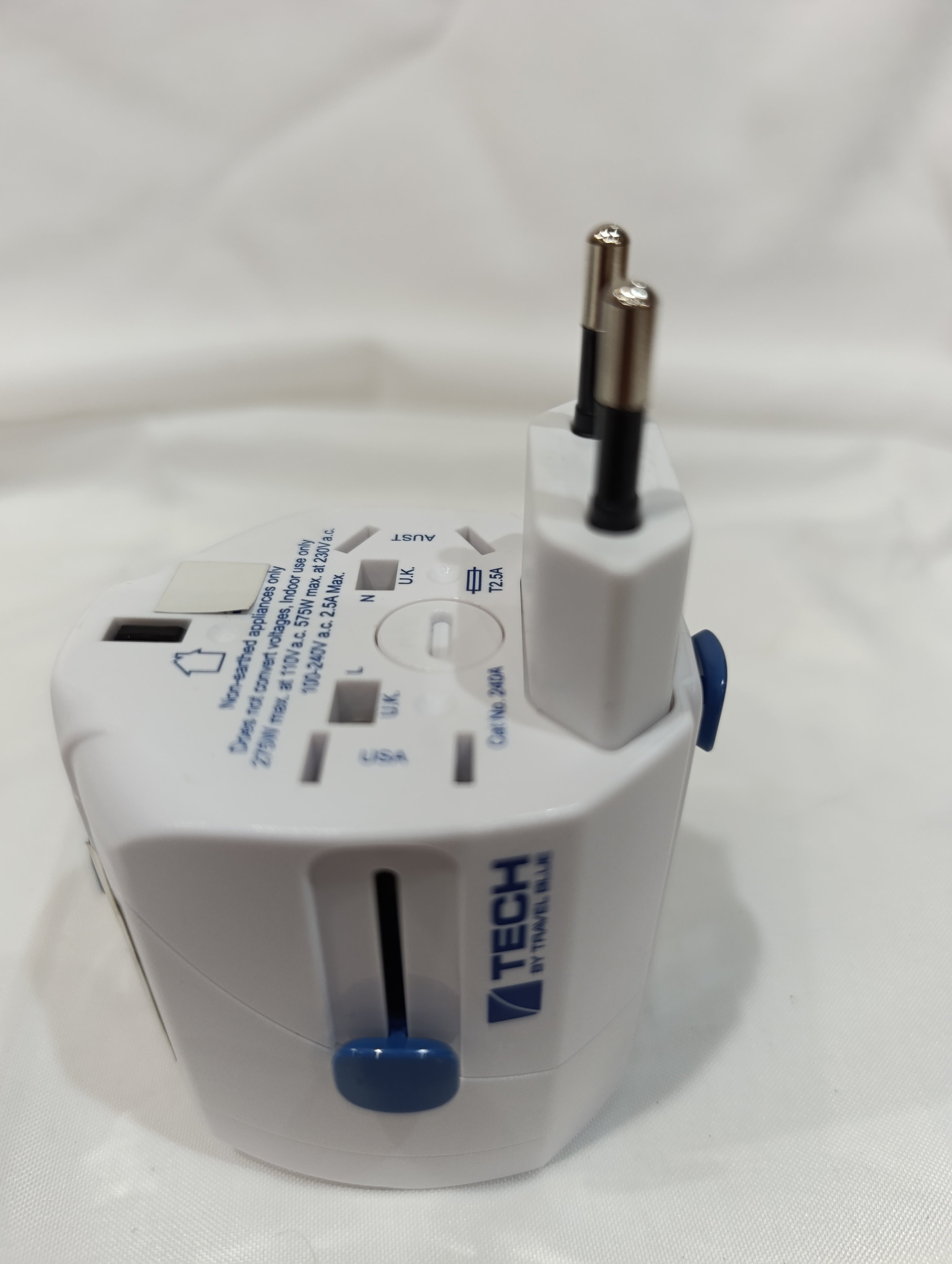 محول عالمي من TECH BY TRAVEL BLUE + 2 منفذ USB