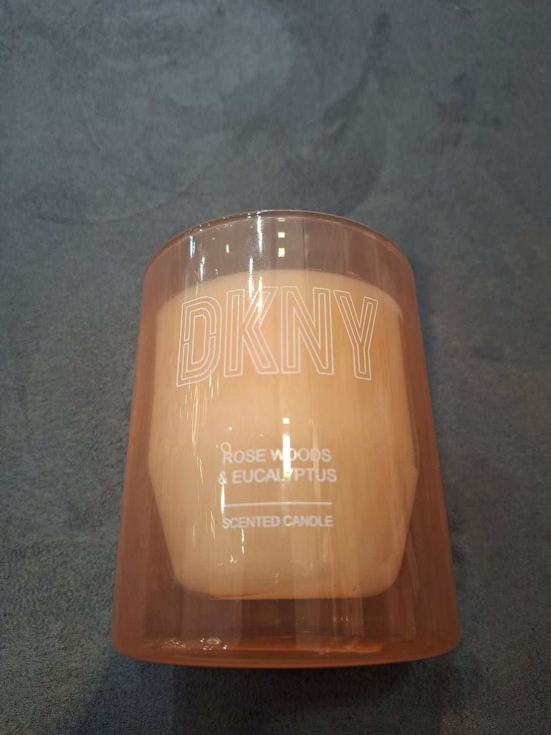 شمعة معطرة في كوب DKNY روز وودز و الأوكالبتوس- بلاشنج