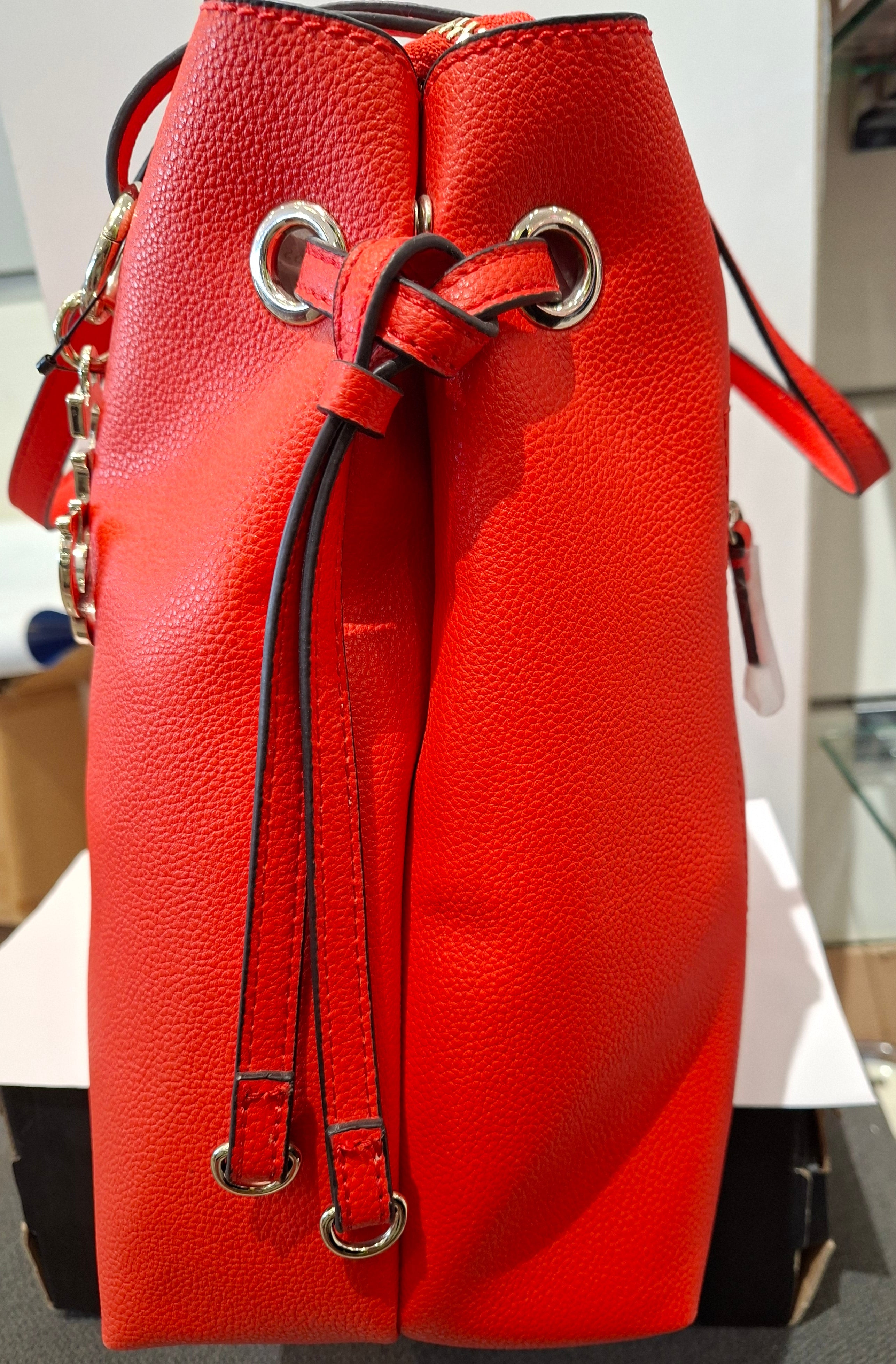 GUESS WOMENS HANDBAG RED VG685324