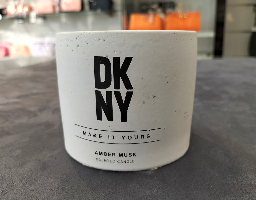 شمعة DKNY العنبر المسك الأسمنتية المعطرة - أبيض