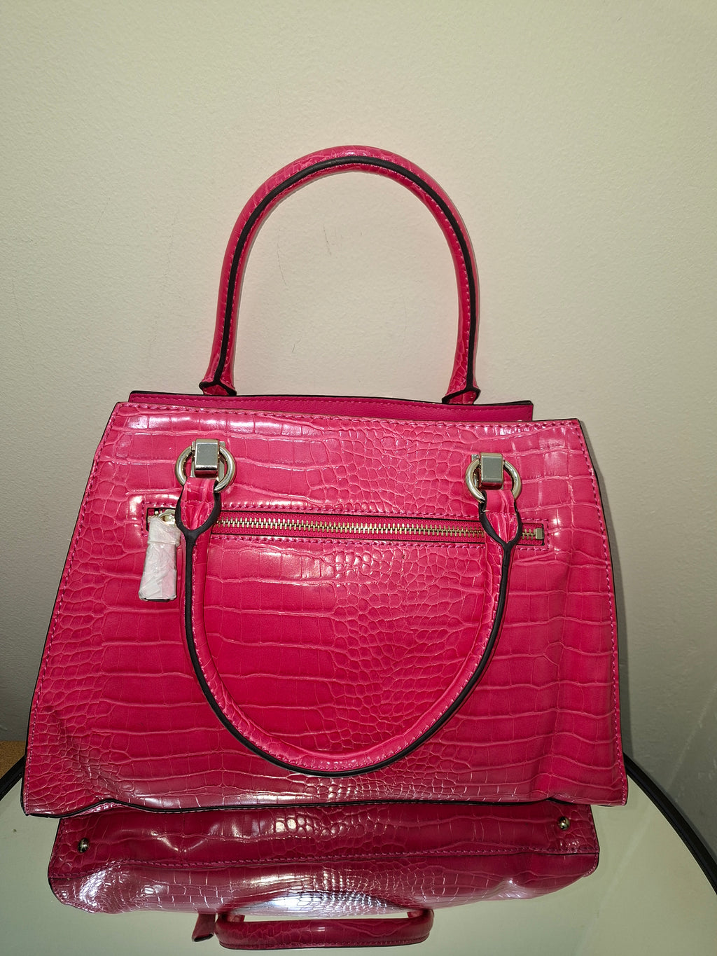 Guess Womens Stephi Girlfriend Satchel Handbag made of synthetic croc-embossed leather Hot pink