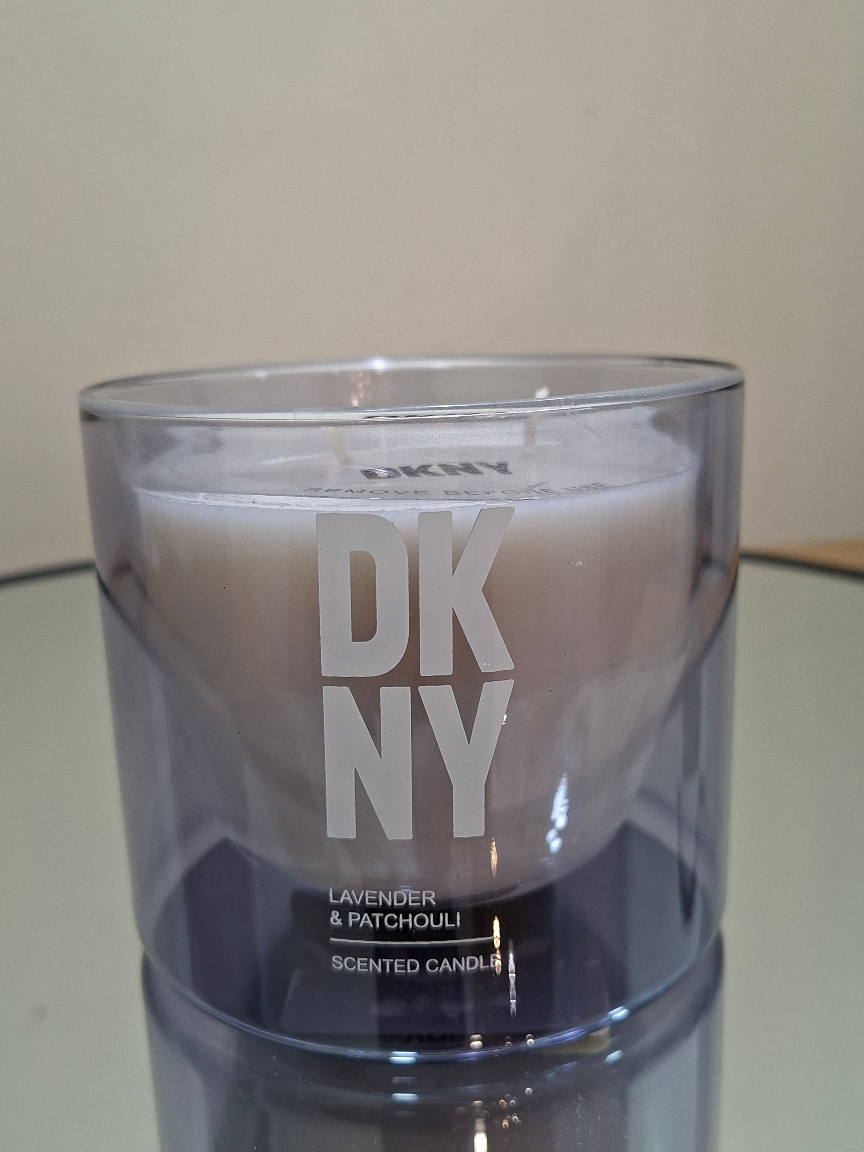 شمعة DKNY معطرة باللافندر والباتشولي - بنفسجي 224DCD50