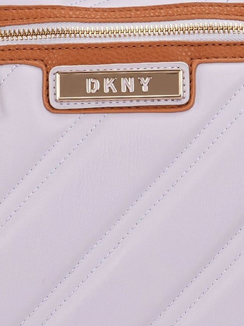 حقيبة دفل متوسطة الحجم ذات جوانب ناعمة بتصميم منسوج مائل من DKNY باللون اللافندر