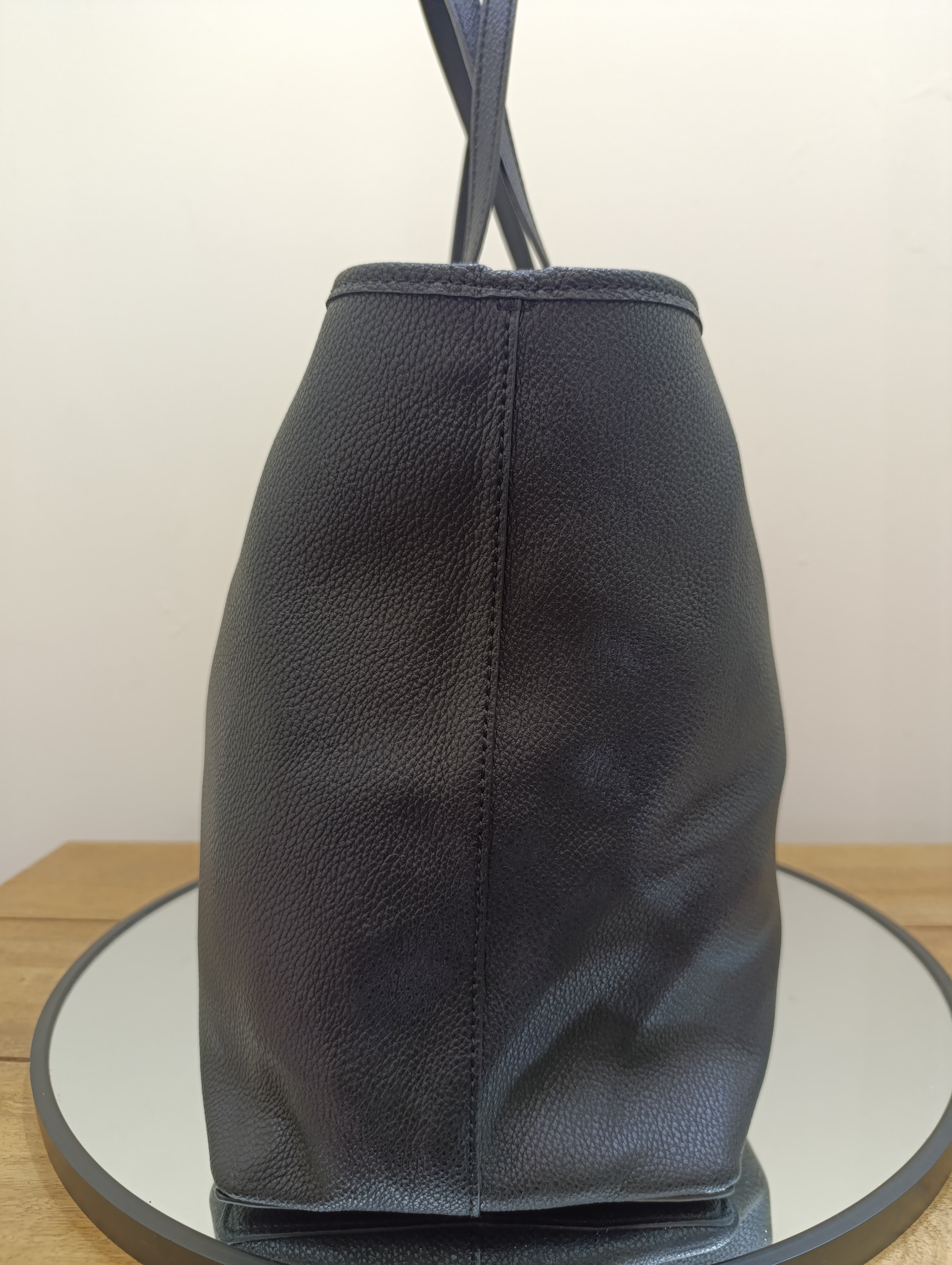 حقيبة يد نسائية من Guess - لون أسود VG699524