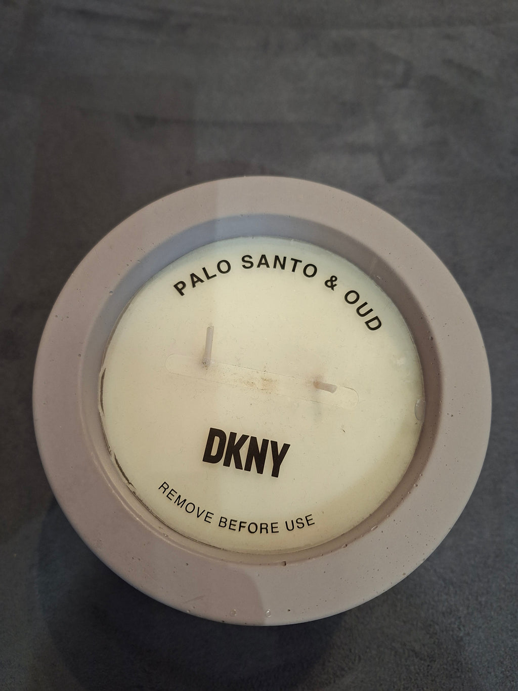 شمعة DKNY Palo Santo & OUD Sement المعطرة - رمادي فاتح