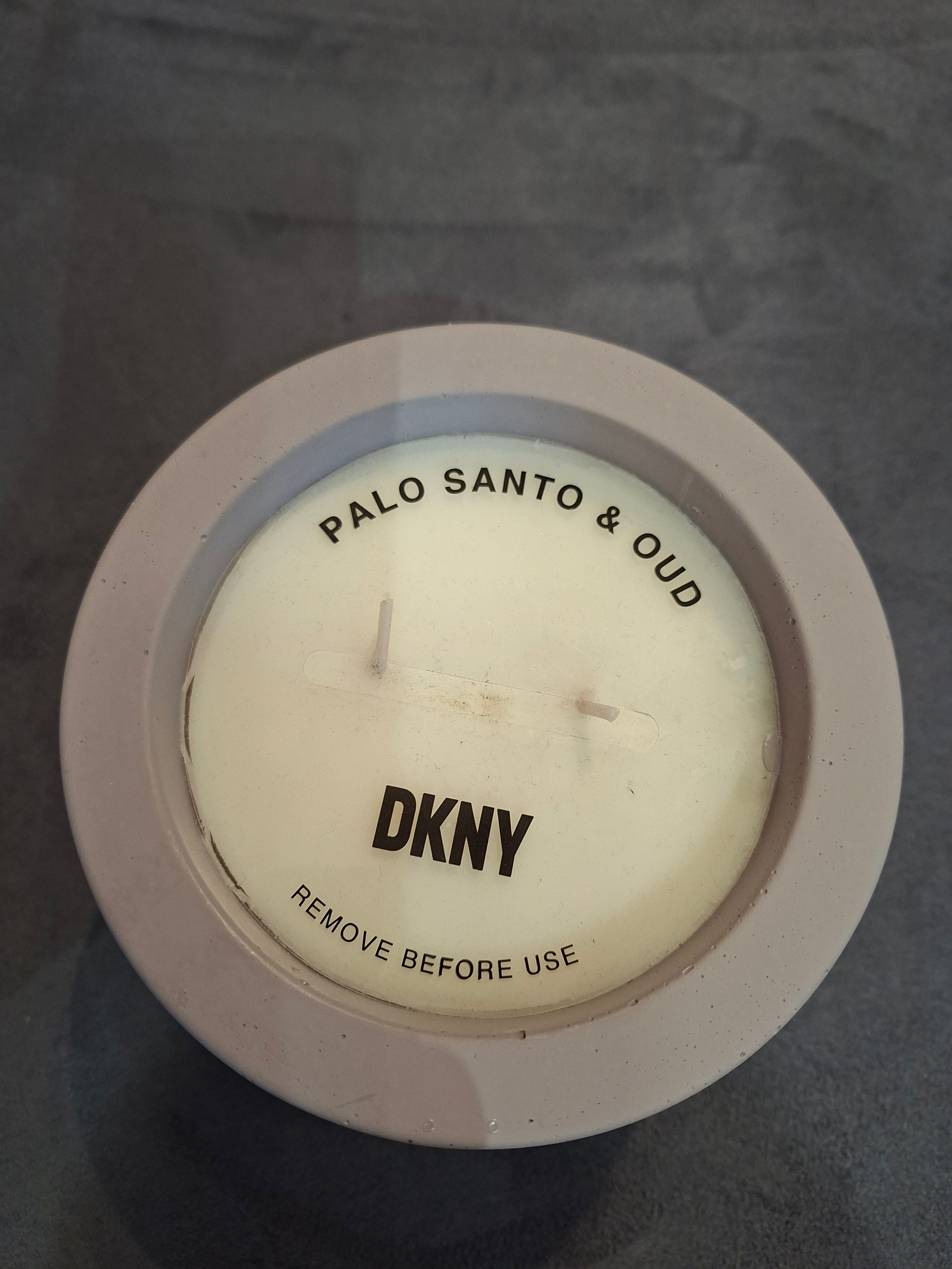 شمعة DKNY Palo Santo & OUD Sement المعطرة - رمادي فاتح