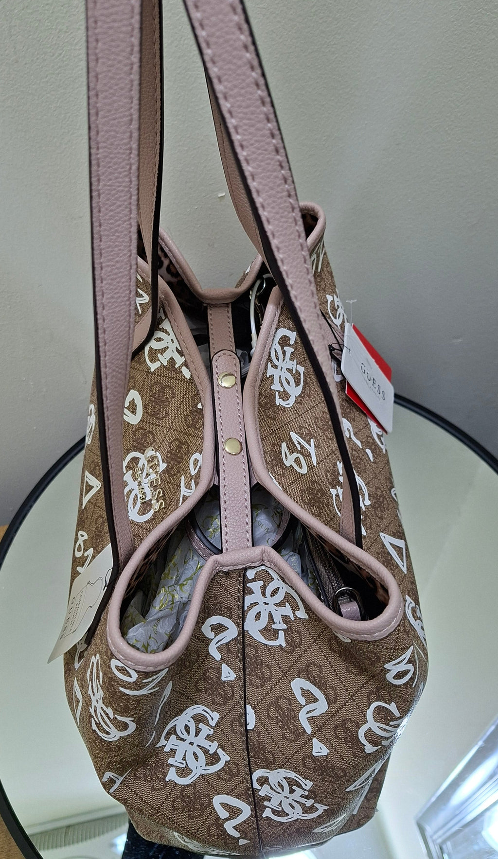 حقيبة كتف نسائية من GUESS طراز VIKKY LOGO سعة كبيرة - بني متعدد GB699523
