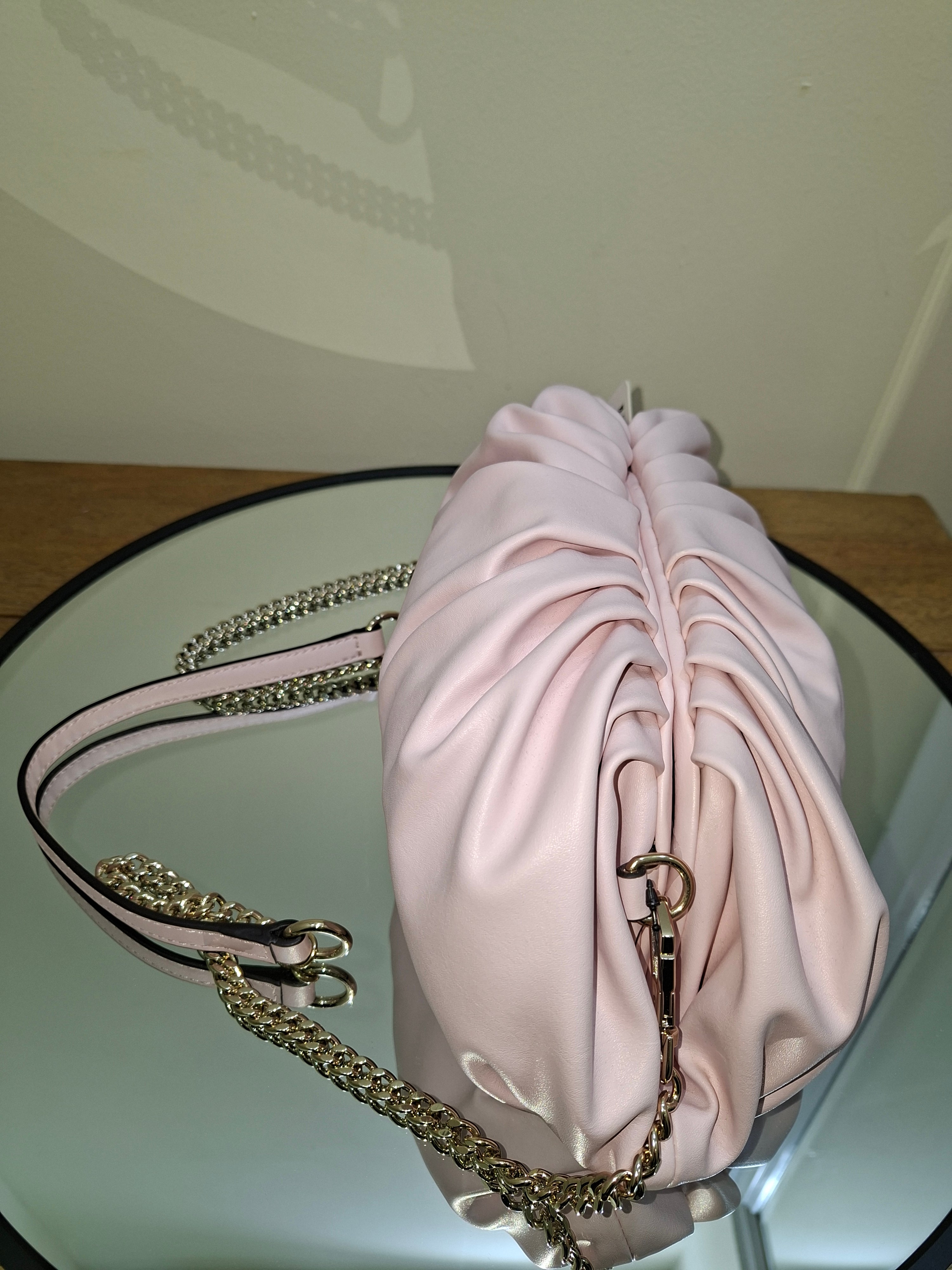 حقيبة يد نسائية من GUESS - لون وردي فاتح VG810926