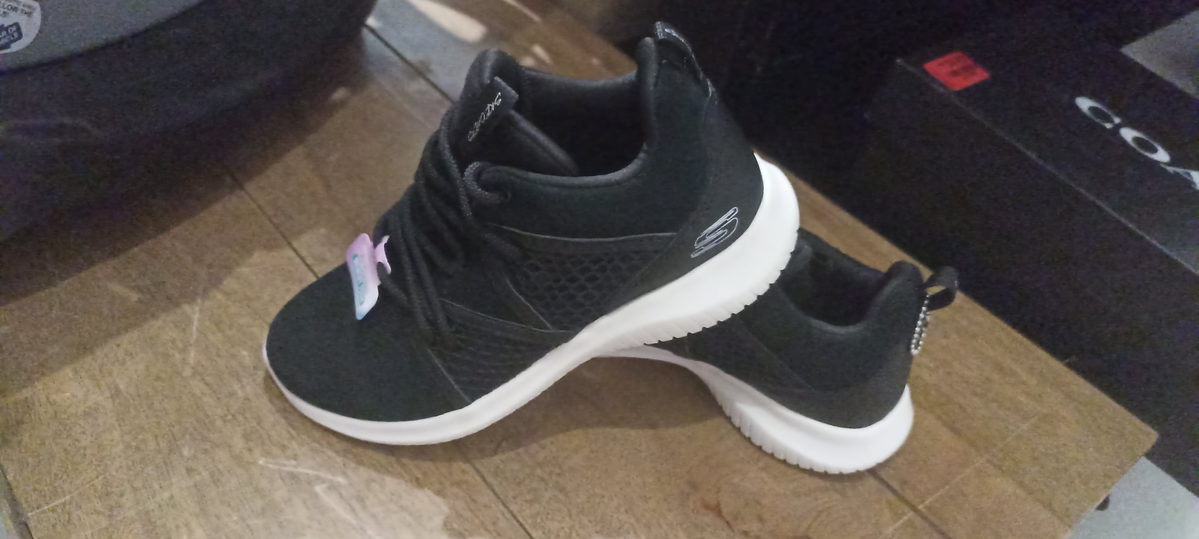 Skechers black and whait shoes