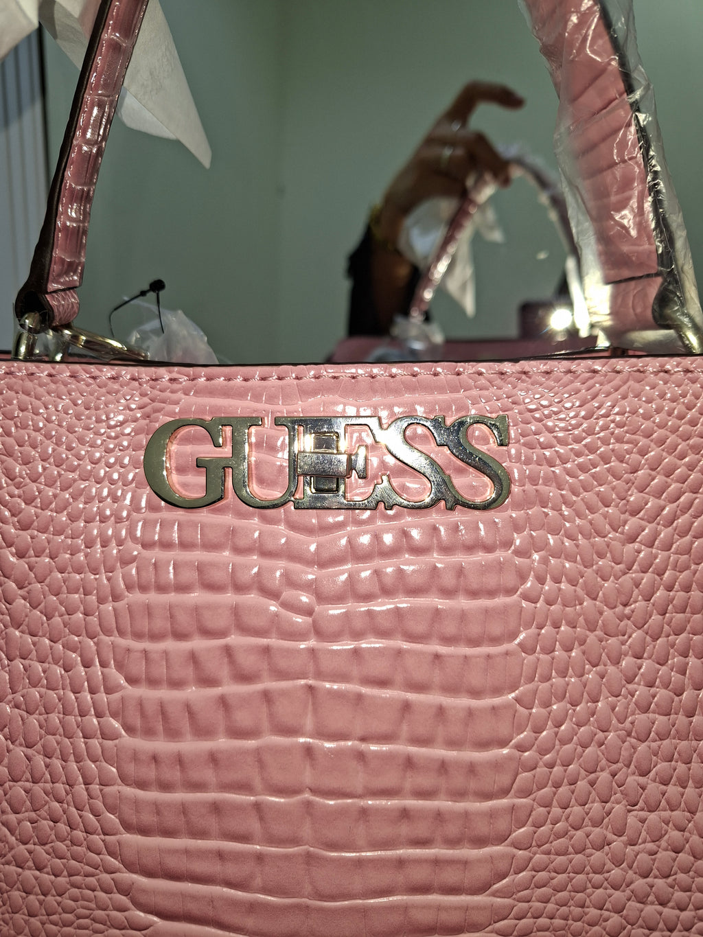 حقيبة يد Guess Uptown Chic Croc Maxi بملمس التمساح المنظم - وردي CG730106