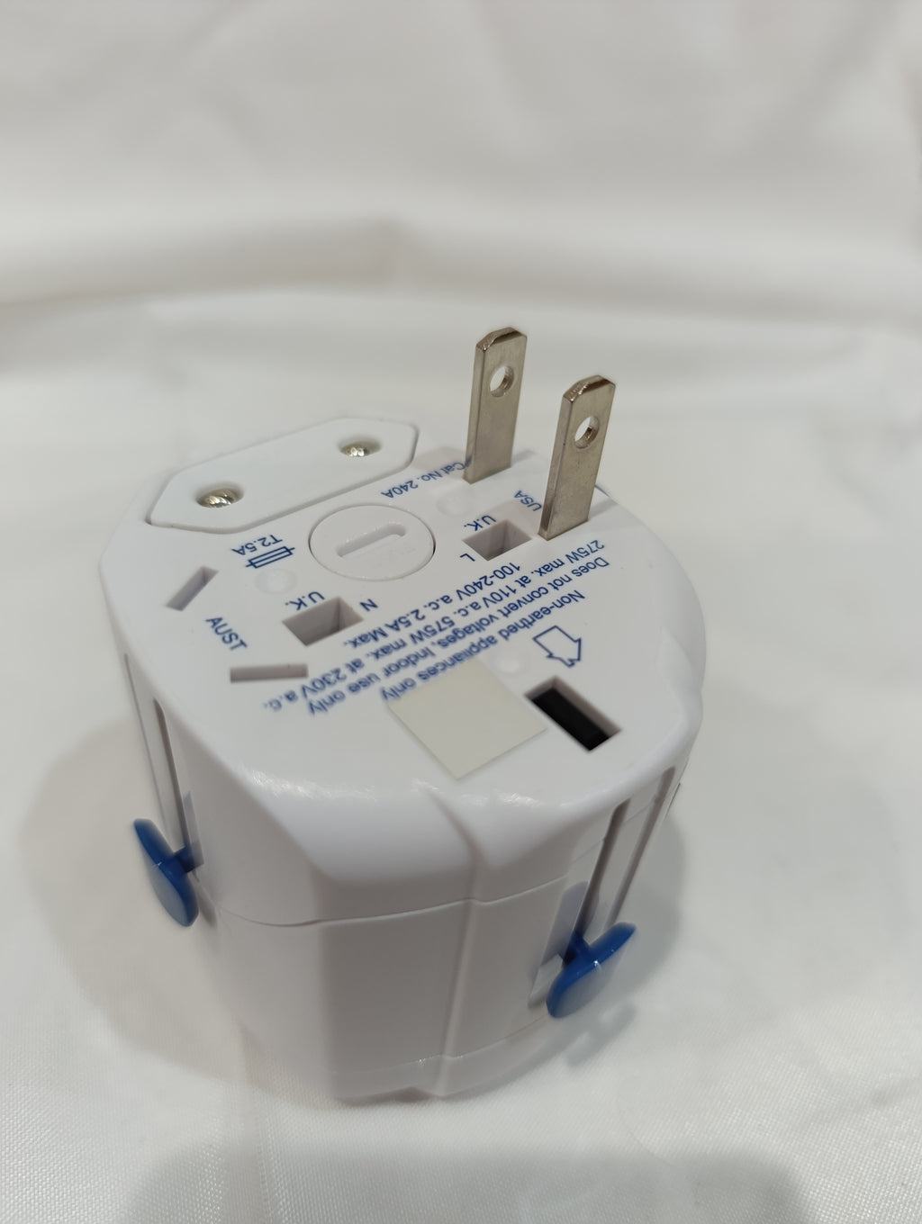 TECH BY TRAVEL BLUE Worldwide Adaptor+2 USB