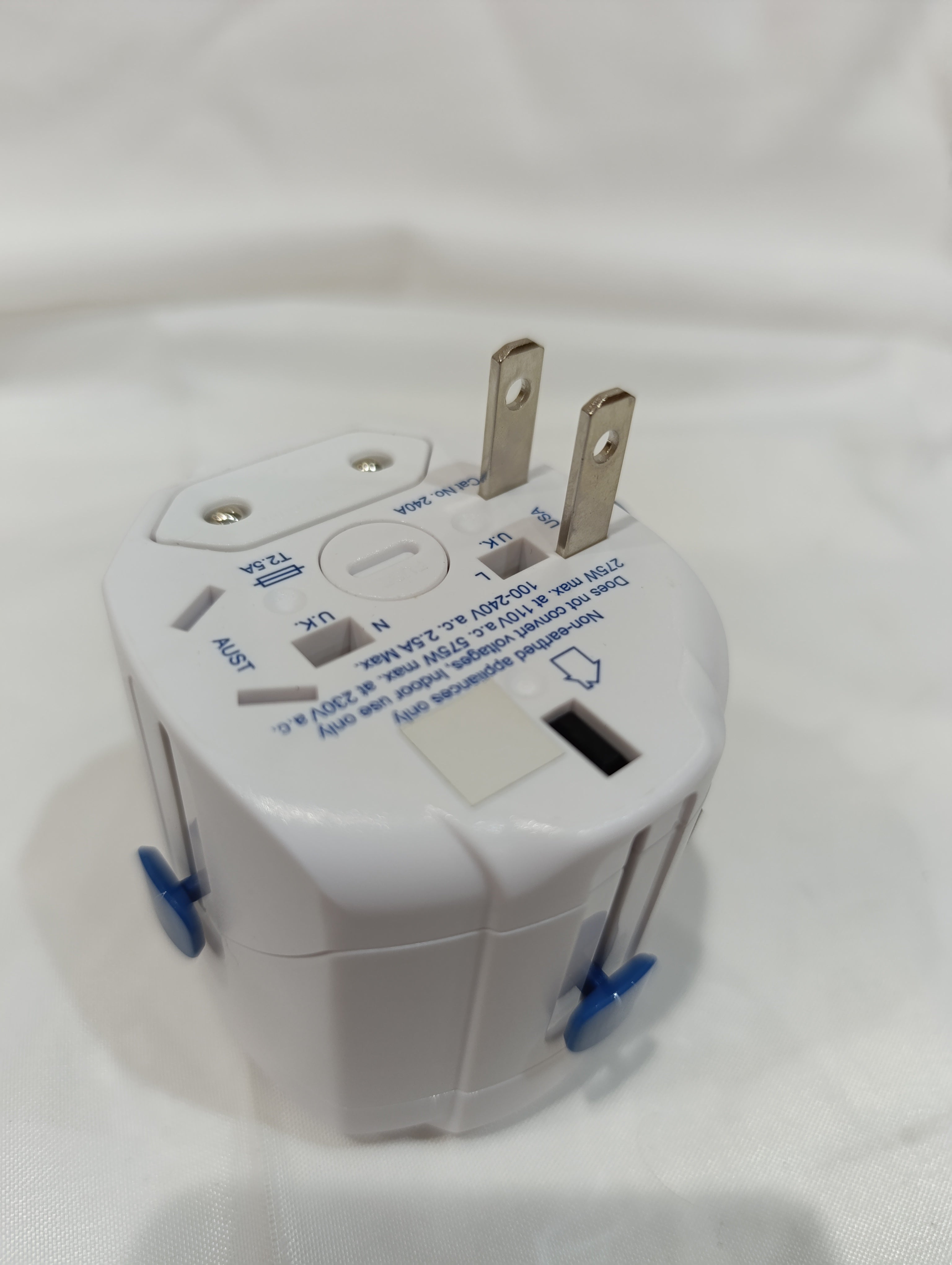 محول عالمي من TECH BY TRAVEL BLUE + 2 منفذ USB