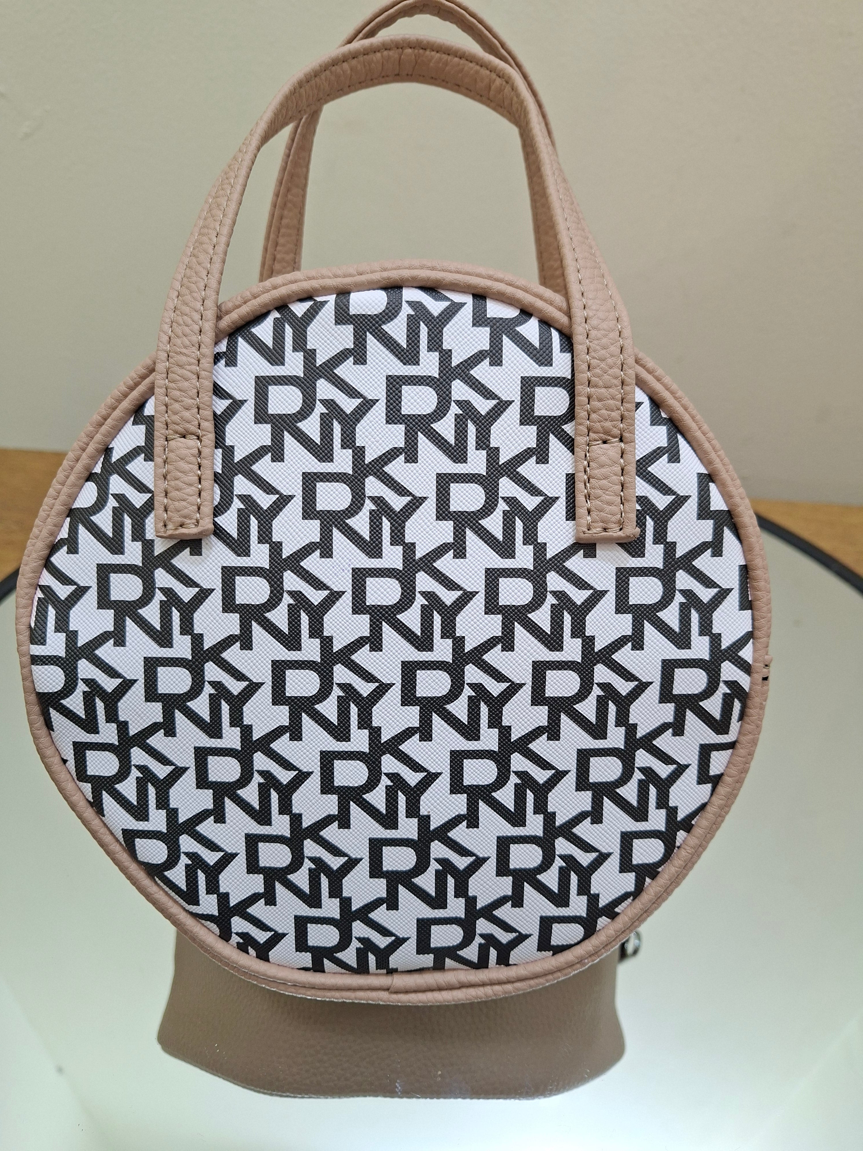 حقيبة مستحضرات التجميل الأصلية على شكل دائرة بخطوط DKNY Signature مع حزام بشعار أصفر وأبيض - أسود أبيض أصفر DA010SS3
