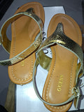 صندل نسائي من GUESS - لون ذهبي