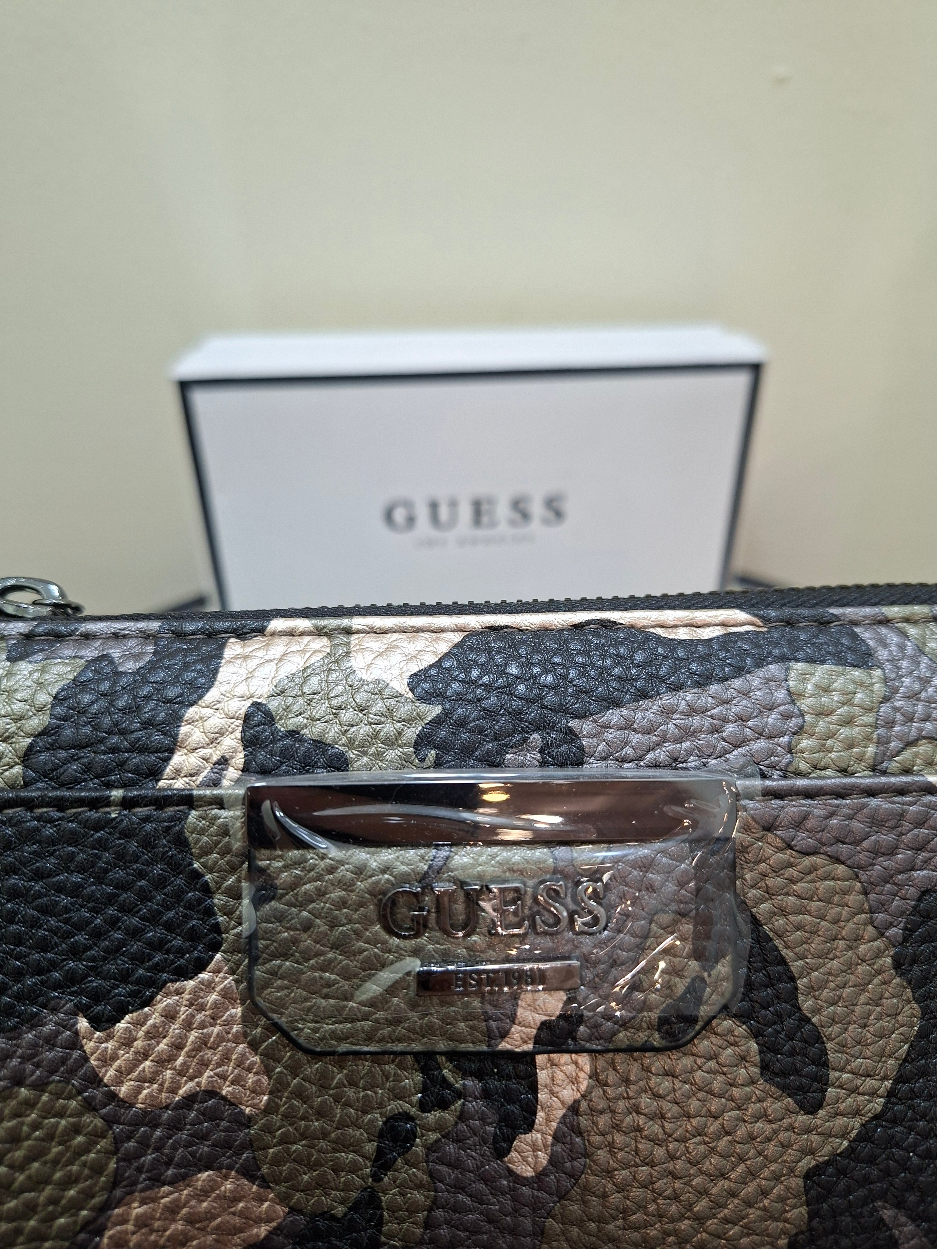 محفظة نسائية بسحاب كبير من guess bobbi SLG - مموه MC642252