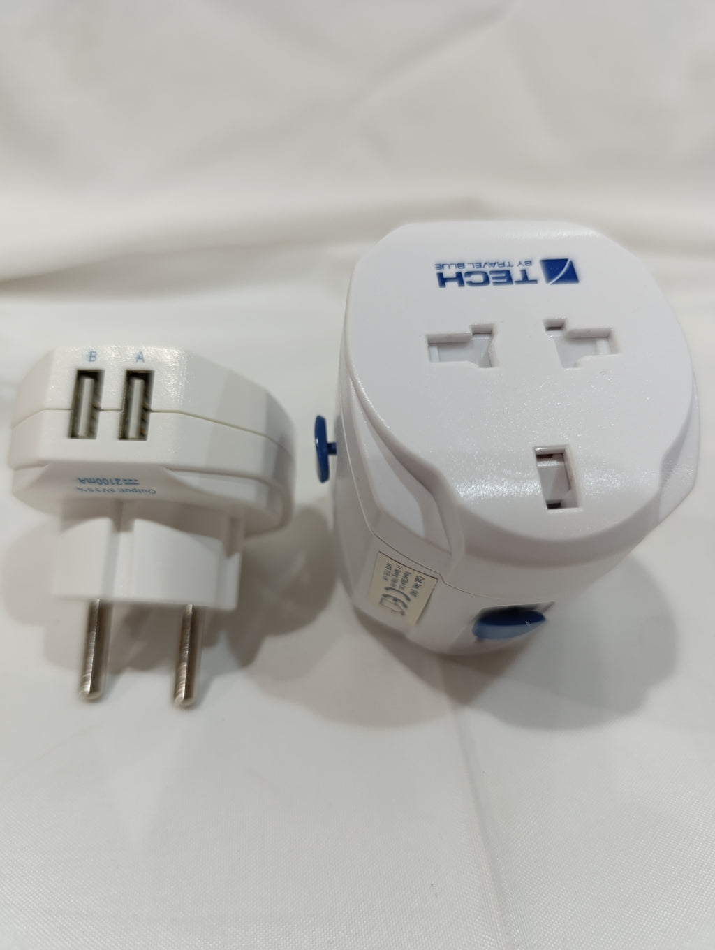 TECH BY TRAVEL BLUE Worldwide Adaptor+2 USB