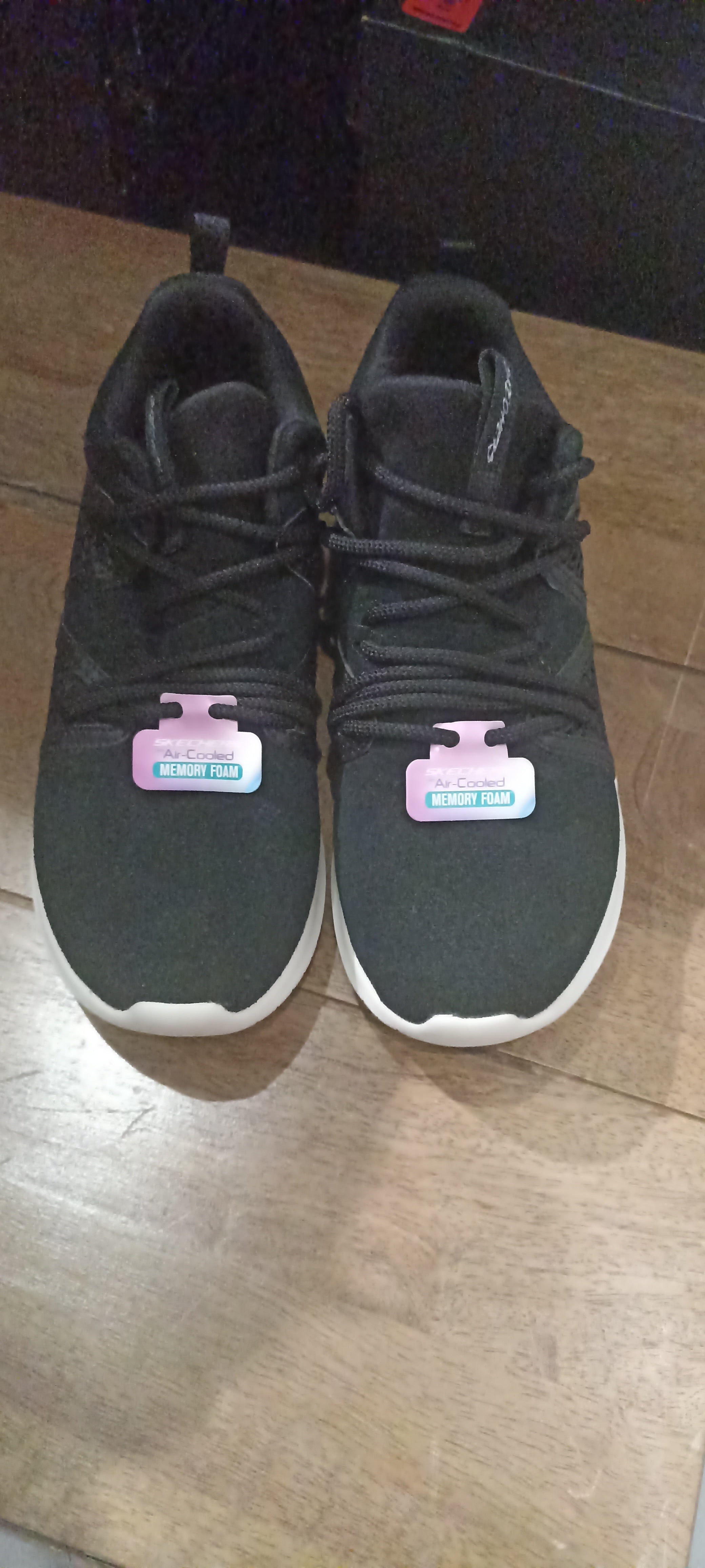 Skechers black and whait shoes