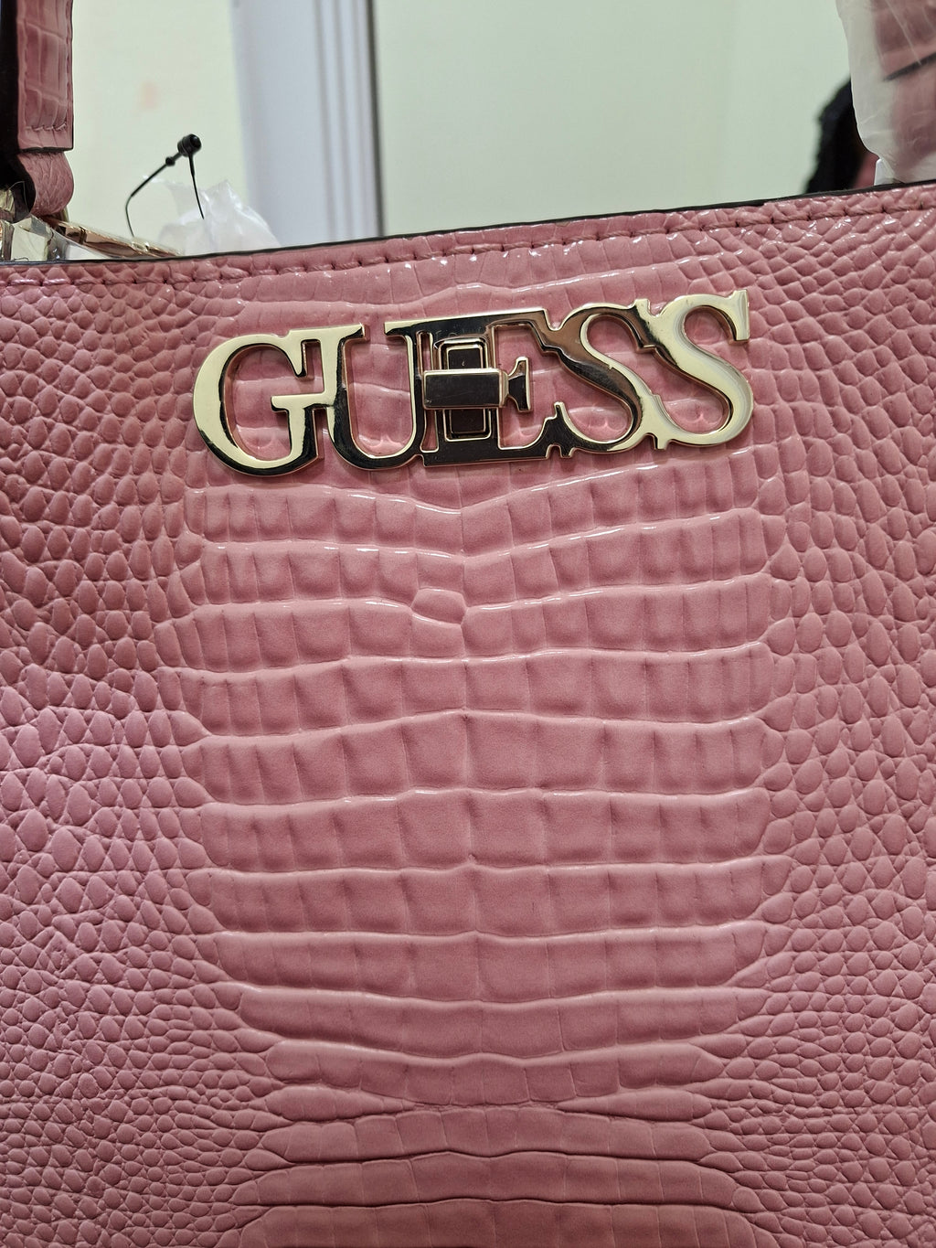 حقيبة يد Guess Uptown Chic Croc Maxi بملمس التمساح المنظم - وردي CG730106