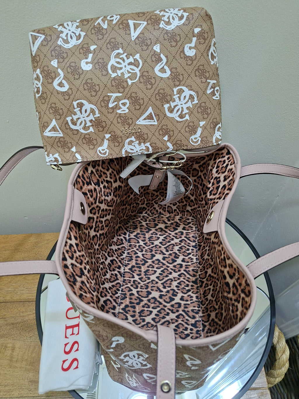 حقيبة كتف نسائية من GUESS طراز VIKKY LOGO سعة كبيرة - بني متعدد GB699523