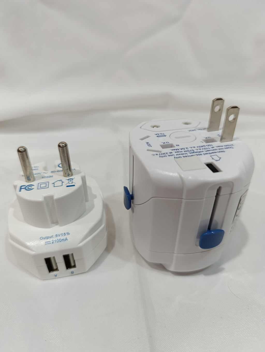 TECH BY TRAVEL BLUE Worldwide Adaptor+2 USB