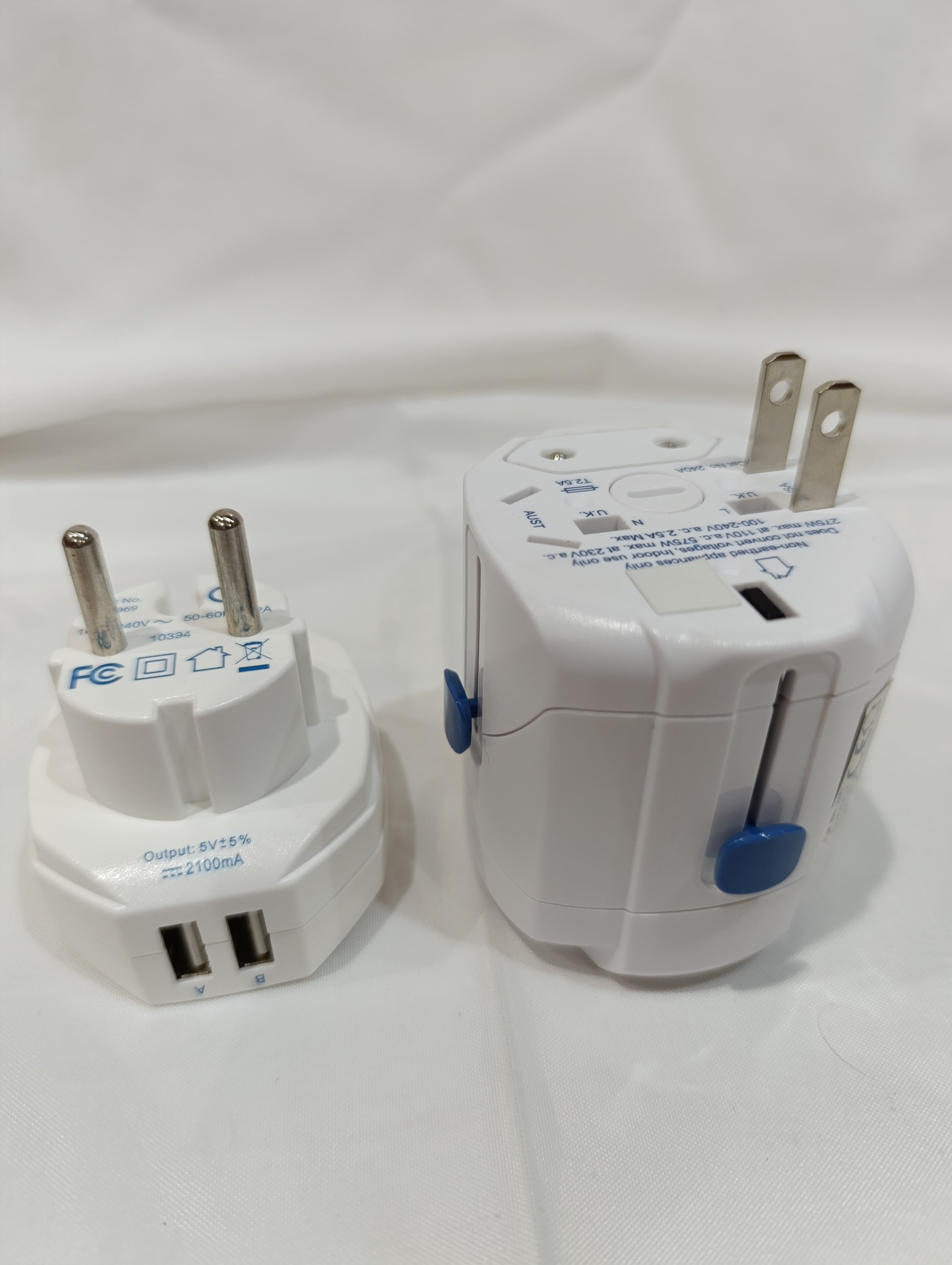 محول عالمي من TECH BY TRAVEL BLUE + 2 منفذ USB