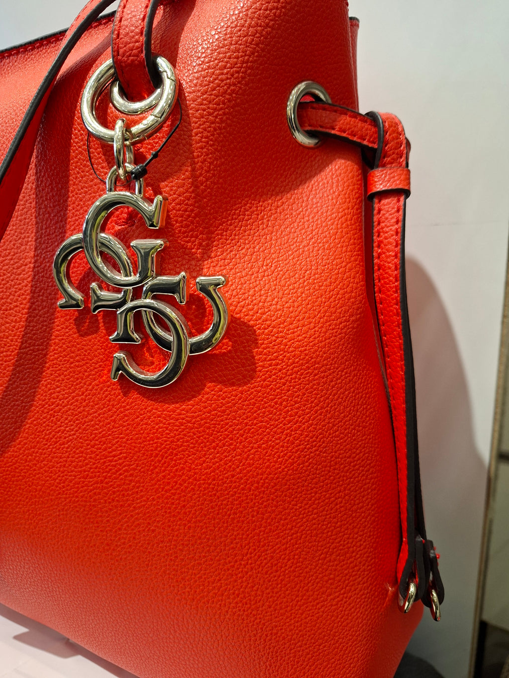 GUESS حقيبة يد نسائية حمراء VG685324