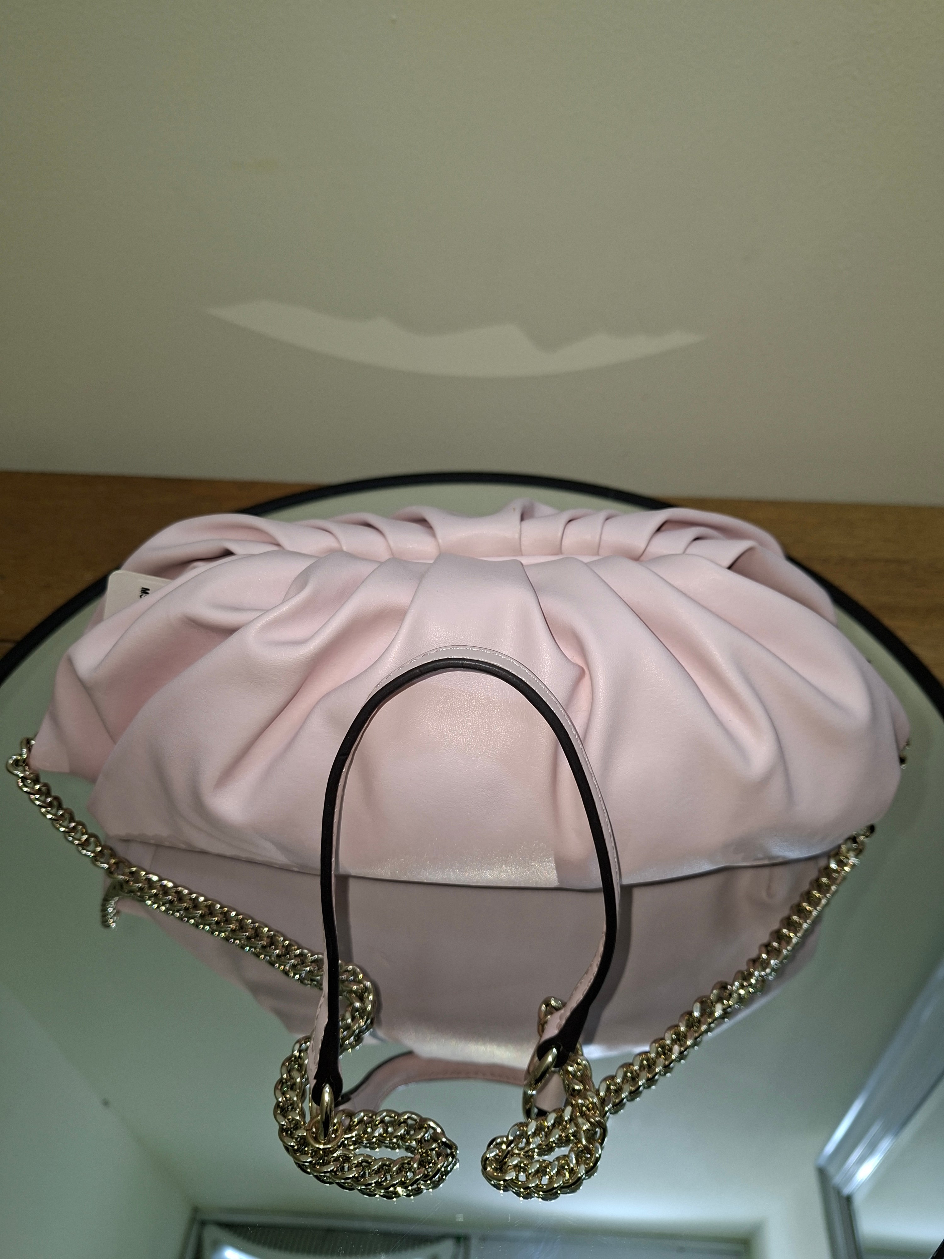 حقيبة يد نسائية من GUESS - لون وردي فاتح VG810926