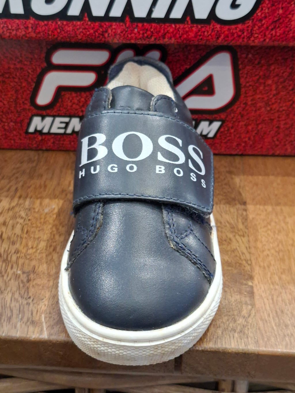 حذاء Hugo Boss للأطفال بحزام (على حاله)