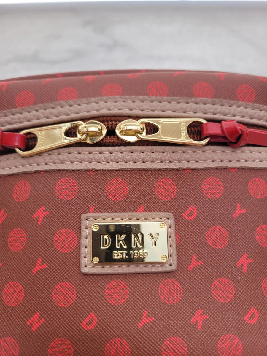 حقيبة مستحضرات تجميل كبيرة بسحاب من DKNY بتصميم بني مائل للرمادي ووردي