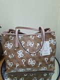 حقيبة كتف نسائية من GUESS طراز VIKKY LOGO سعة كبيرة - بني متعدد GB699523