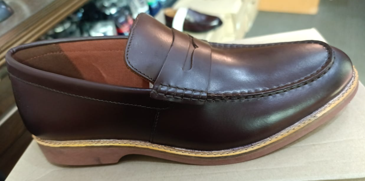 Clarks Men’s Brown Leather Penny Loafers – Classic Slip‑On Dress Shoes with Premium Comfort
