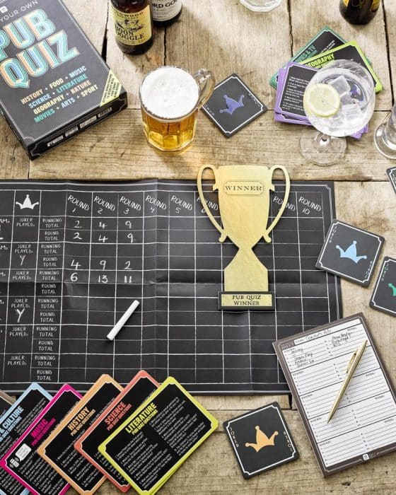 Talking Tables Pub Quiz, 1000 herausfordernde Fragen zu verschiedenen Themen, für Erwachsene Spielabend, Schwarz