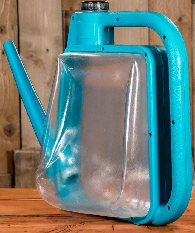 Blue foldable watering can for gardening (6L)  Al Sanidi 6L collapsible watering can, perfect for gardens  Space-saving blue watering can for gardeners (6 liters). Water your plants easily with the Al Sanidi foldable watering can (6L)  Save space with the collapsible Al Sanidi watering can, perfect for gardeners  Make watering your garden a breeze with the Al Sanidi 6L foldable can
